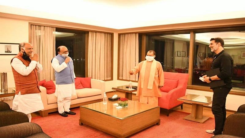 yogi adityanath WITH AKSHAY KUMAR