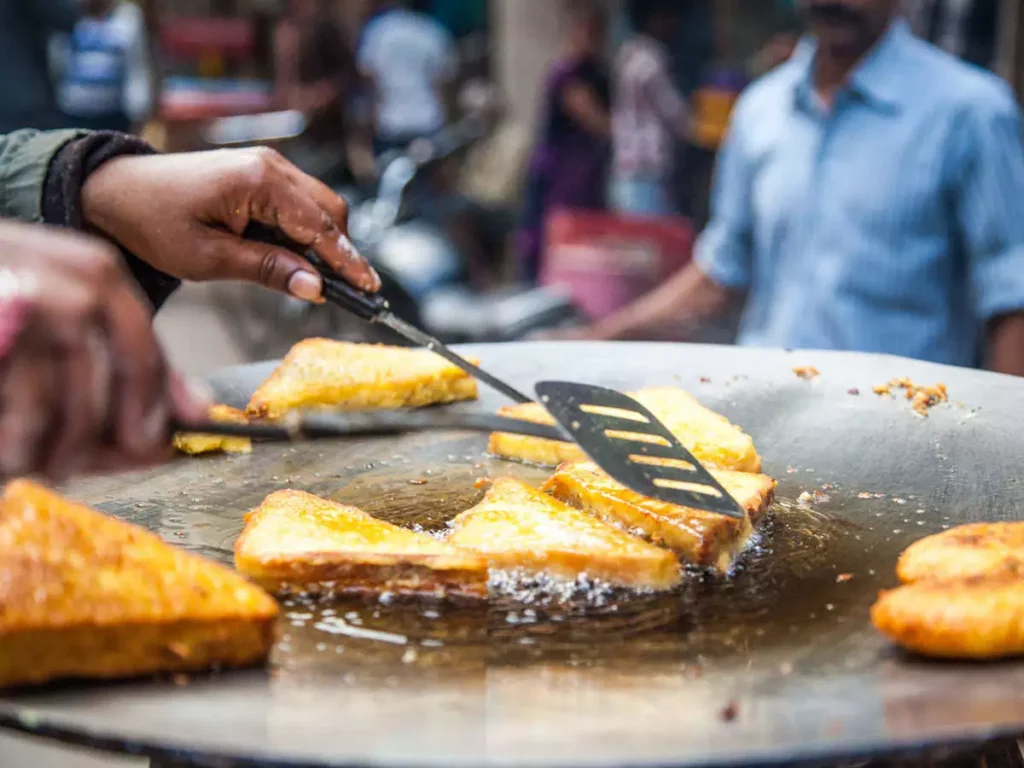 Monsoon food safety: मानसून में इन 5 फूड्स से करें परहेज, बन सकते हैं बैक्टीरिया का घर, तुरंत बदलें अपनी डाइट