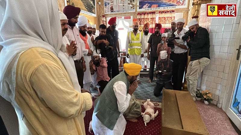 Chief Minister Bhagwant Mann along with his wife and daughter paid obeisance at Dera Sachkhand Ballan