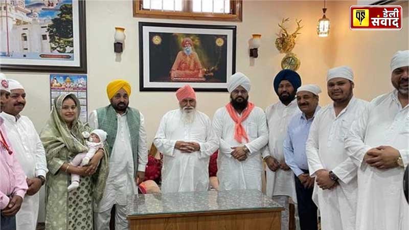 Chief Minister Bhagwant Mann along with his wife and daughter paid obeisance at Dera Sachkhand Ballan