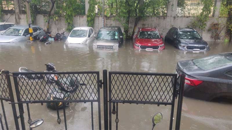 Rain in Delhi: दिल्ली हवाईअड्डे के टी-1 की छत का हिस्सा गिरने से 6 घायल।