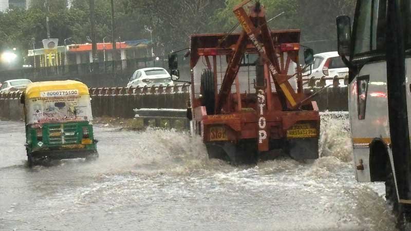 Rain in Delhi: दिल्ली हवाईअड्डे के टी-1 की छत का हिस्सा गिरने से 6 घायल।