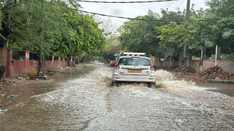 Rain in Delhi: दिल्ली हवाईअड्डे के टी-1 की छत का हिस्सा गिरने से 6 घायल।