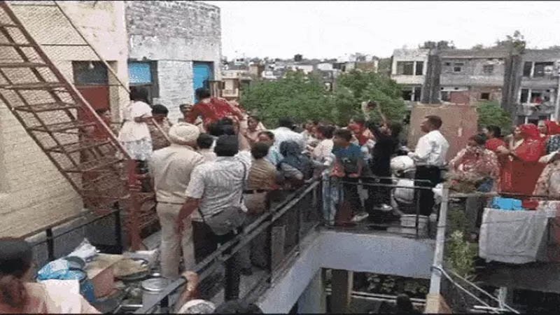 प्रदर्शनकारी महिलाओं को रोकते हुए चंडीगढ़ पुलिस।