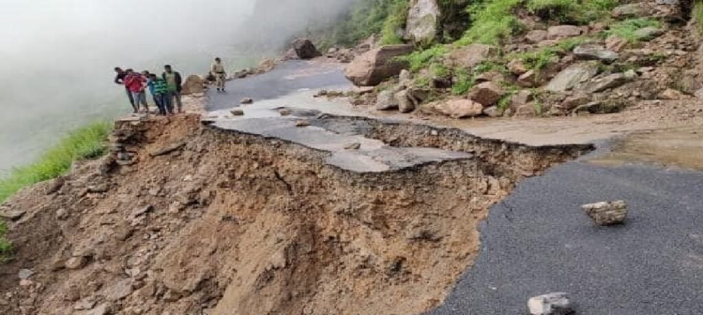 Weather Update: 9 जुलाई का मौसम, दिल्ली वालों को बारिश का इंतजार, यूपी-बिहार में बाढ़ का कहर, मुंबई में रेड अलर्ट