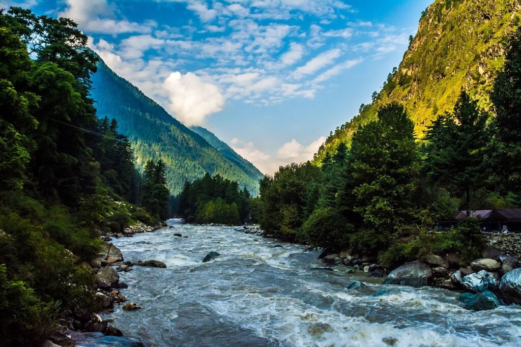 Kasol Travel: कसोल, हिमाचल प्रदेश, अगस्त में कसोल घूमने के 5 प्रमुख कारण जो आप मिस नहीं करना चाहेंगे