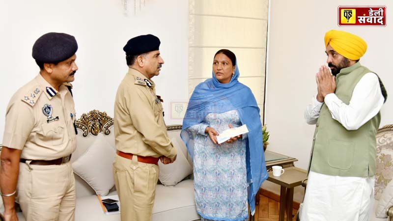 CM HANDS OVER CHEQUE OF INSURANCE WORTH RS 1 CRORE TO FAMILY OF MARTYRED HOME GUARD JAWAN JASPAL SINGH