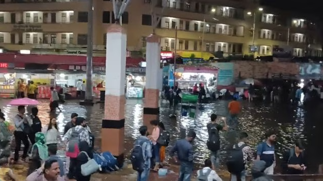 Pune railway station flooded: पुणे रेलवे स्टेशन पर भारी बारिश से जलभराव, यात्रियों को हुई भारी परेशानी