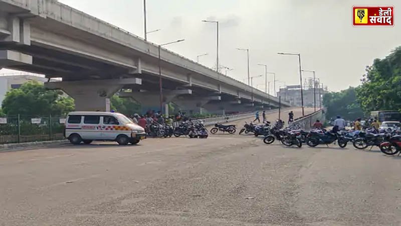 Sunny's Family members staging a sit-in protest by keeping the body in the ambulance on the road