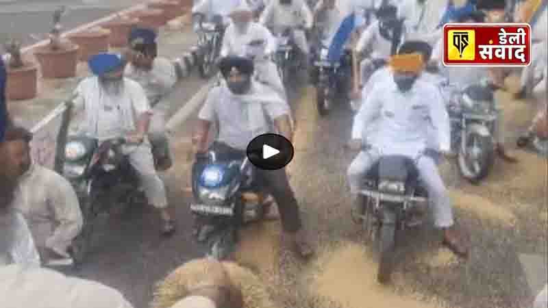 Farmers throwing paddy on the roads in Amritsar.