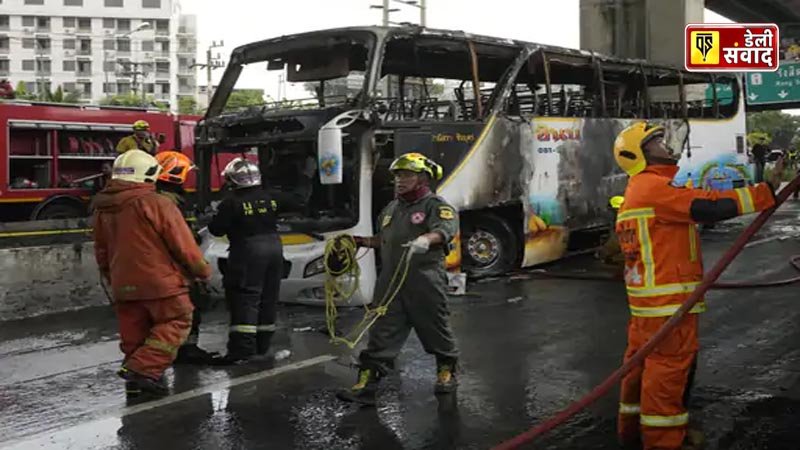 There were a total of 44 people on the school bus, including 39 students and 5 teachers.