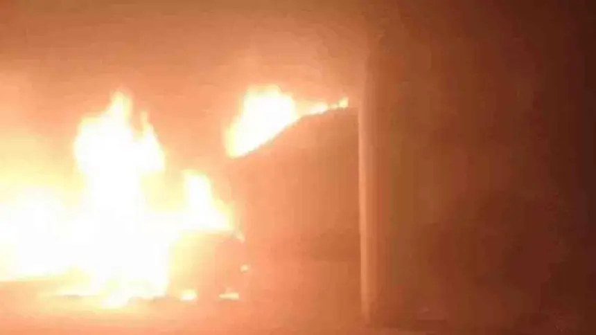 Punjab News: पार्किंग में खड़ी इनोवा में लगी भीषण आग, कड़ी मशक्कत के बाद बुझाई लपटें