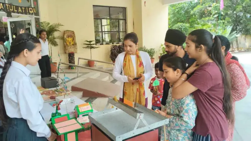 St Soldier News: सेंट सोल्जर डिवाइन पब्लिक स्कूल, गीता कॉलोनी में विज्ञान प्रदर्शनी का आयोजन