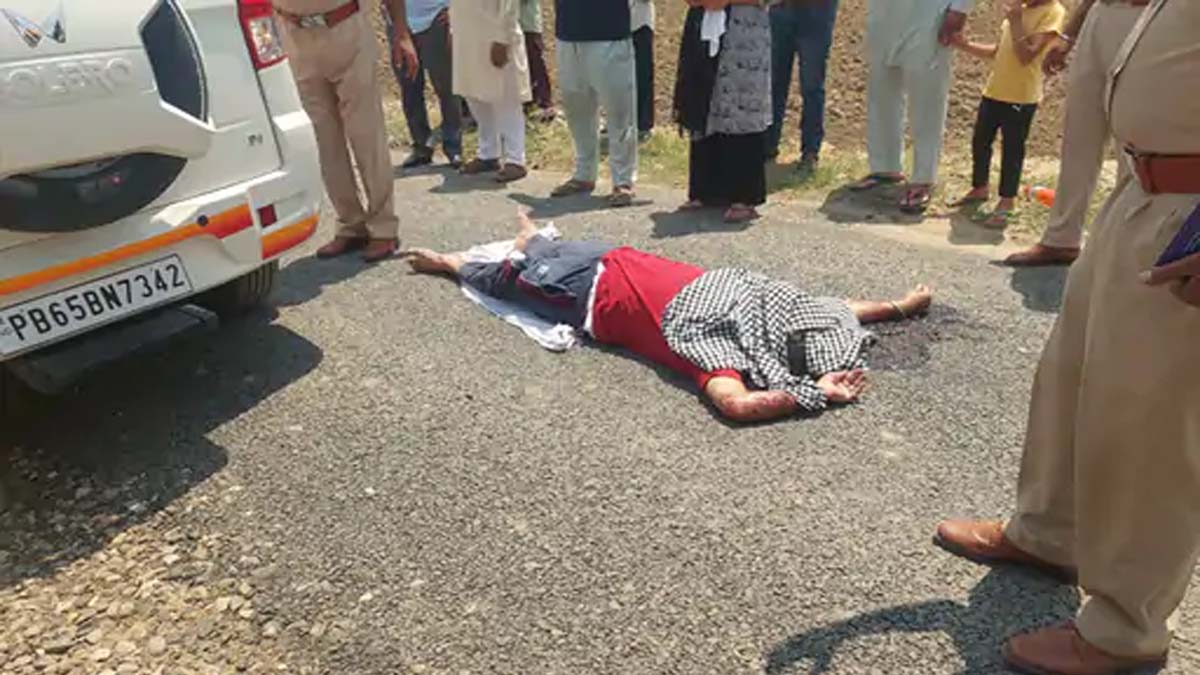 बीच सड़क पर पड़ा शव